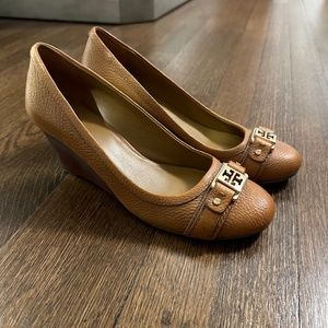 Tory Burch wedge heels 7.5 brown/cognac w/ gold medallion